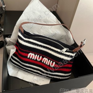 MIU MIU繆繆編織腋下包